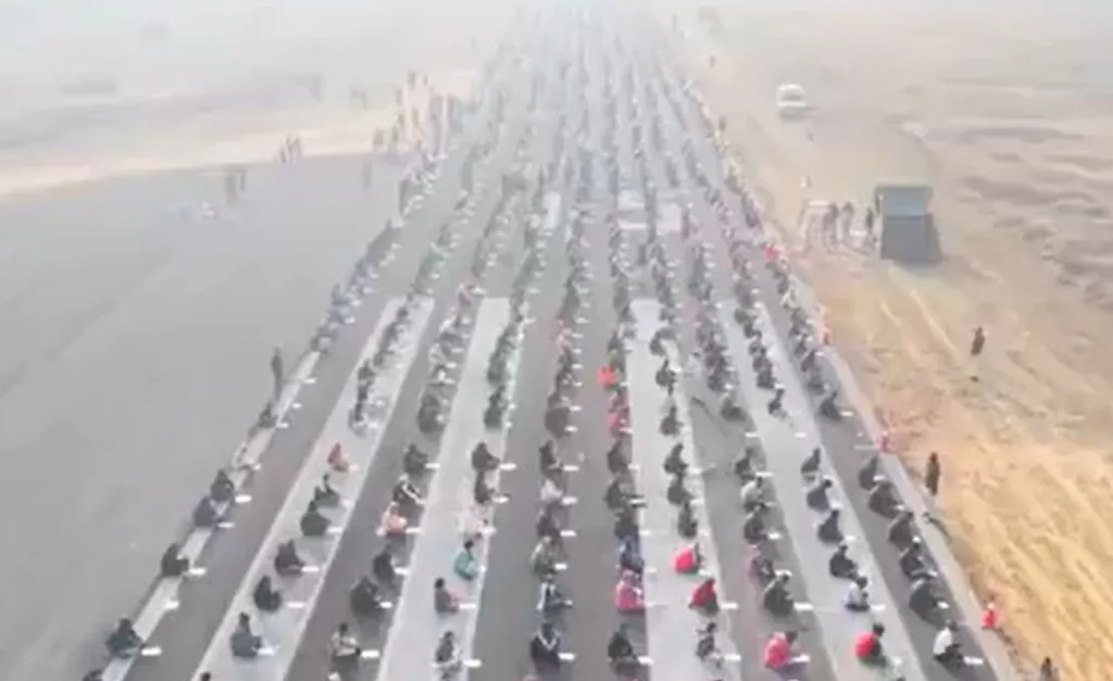 Ribuan Pelamar Kerja Memadati Landasan Pacu di Odisha, India