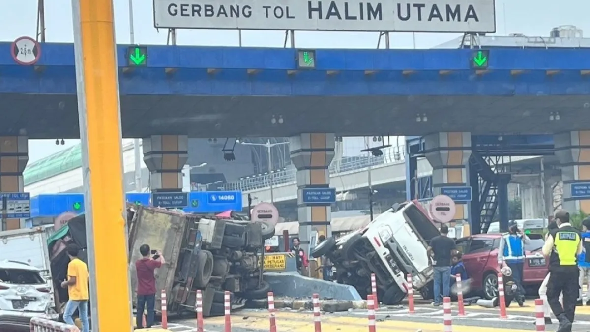 Kecelakaan Beruntun di Gerbang Tol Halim Utama Libatkan Truk Ugal-Ugalan