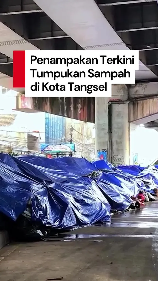 Tumpukan Sampah di Kolong Flyover Ciputat Ditutupi Terpal