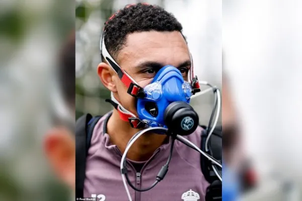 Pemain Real Madrid Berlatih dengan Masker untuk Uji Kinerja