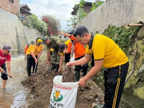 Polisi Bandar Lampung Laksanakan Aksi Bersih Lingkungan Dukung Gerakan Indonesia ASRI
