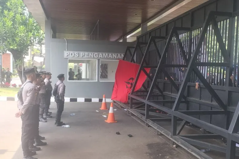 Pengunjuk Rasa Berusaha Masuk ke Gedung DPR, Aksi Menolak RUU Pilkada Berlangsung