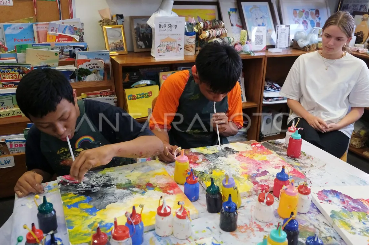 Anak Disabilitas Ciptakan Karya Seni Melalui Teknik Melukis Tiup
