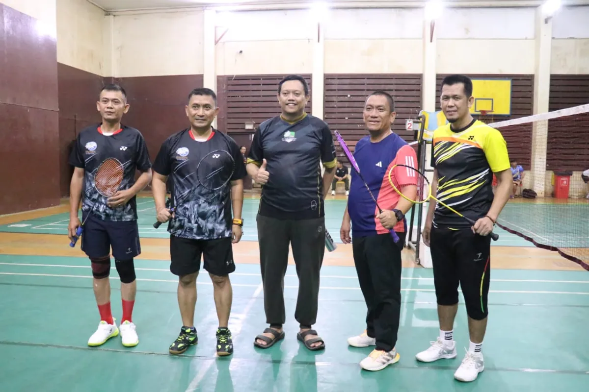 Bupati Luwu Timur Berpartisipasi dalam Pertandingan Bulu Tangkis Bersama Kapolres