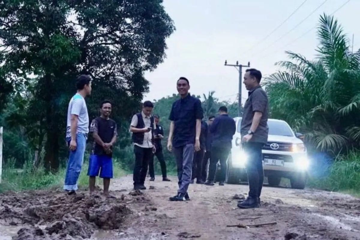 Pemkab OKI Siagakan Alat Berat untuk Perbaikan Jalan Poros Cengal–Sungai Menang