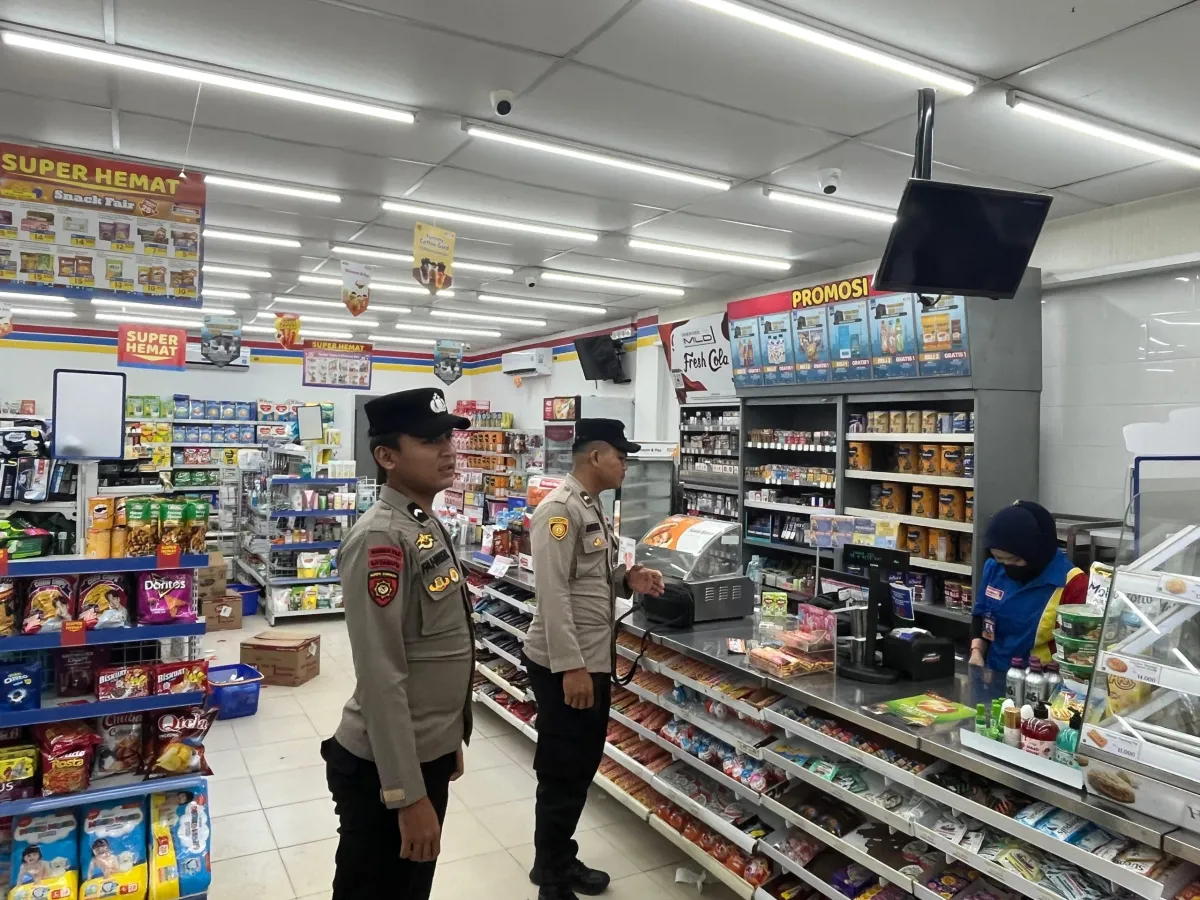 Polsek Muara Wahau Patroli Keamanan di Pusat Perbelanjaan Jalan PDC