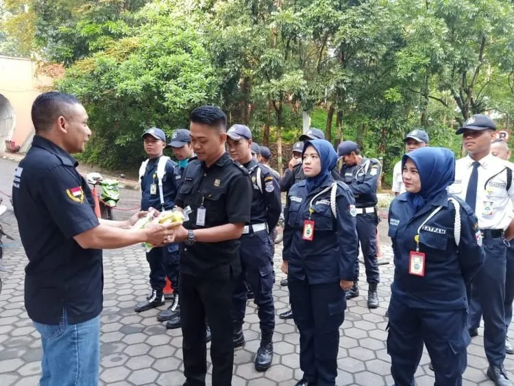 HEKSA Salurkan APD untuk Satpam dalam Upaya Cegah Virus Corona