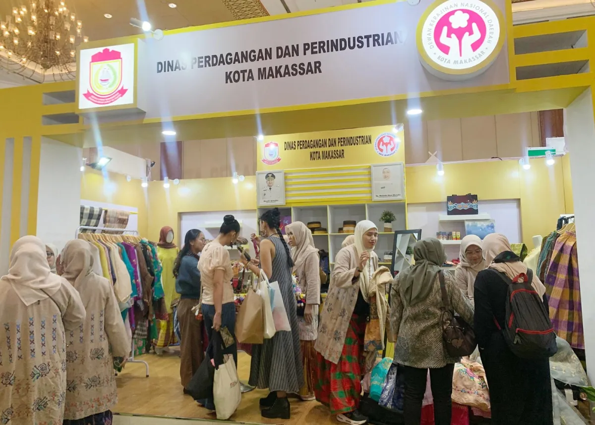 Booth Dekranasda Makassar Sukses Menarik Perhatian di INACRAFT 2026