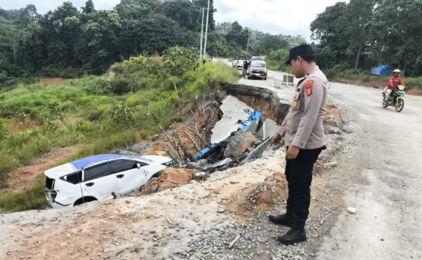 Kecelakaan Mobil Innova Venturer di Jalan Poros Bengalon, Pengemudi Luka Ringan