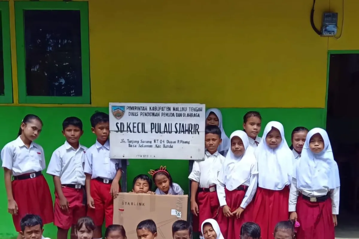 Pemkab Maluku Tengah Tingkatkan Pendidikan di Wilayah Terpencil dengan Starlink