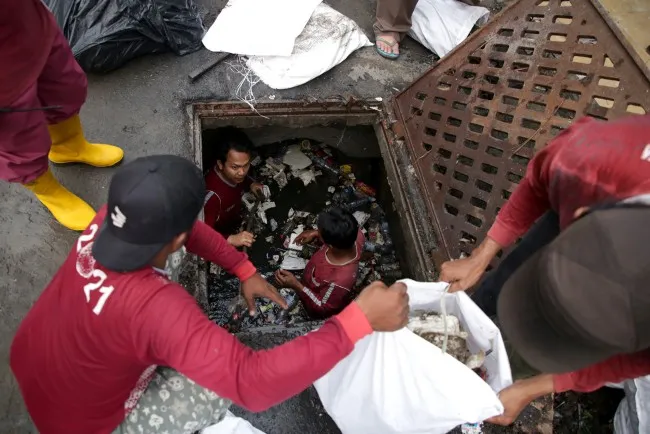 Sampah Jadi Penyebab Utama Banjir di Surabaya, Dinas Siagakan Petugas 24 Jam
