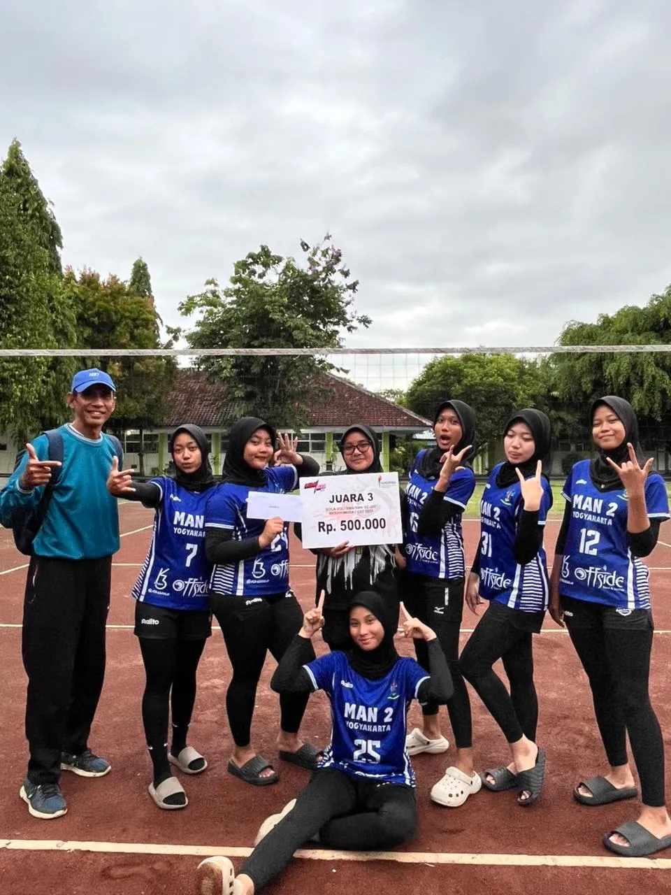 Tim Voli Putri MAN 2 Yogyakarta Sabet Juara 3 di Merah Muda Fest 2025