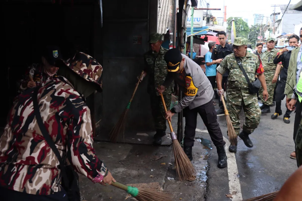 Bersih-bersih Pasar Rawajati Dukung Program ASRI Presiden