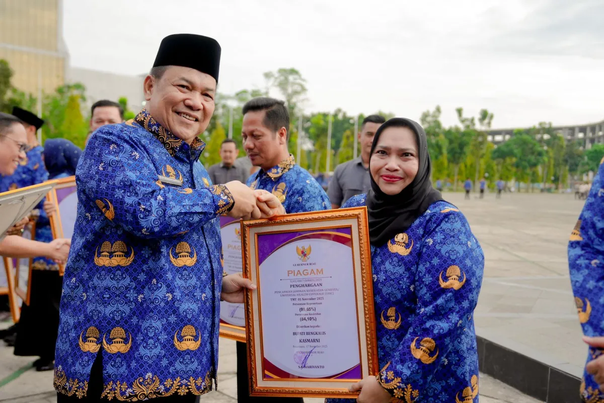 Bupati Bengkalis Raih Dua Penghargaan di Hari Kesehatan Nasional 2025