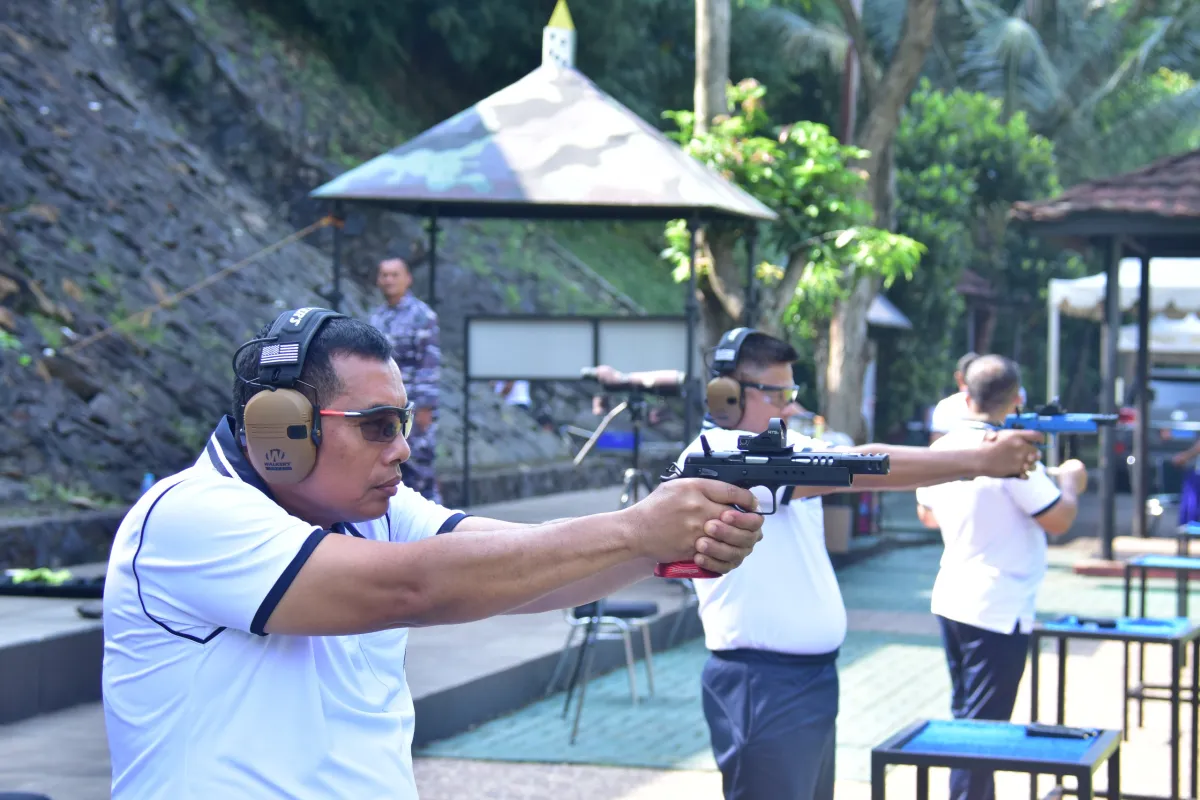Panglima Korps Marinir Tunjukkan Kemampuan Menembak di Latihan Bersama