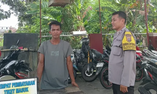 Bhabinkamtibmas Pantau Keamanan di Kolam Renang Tirto Widodo