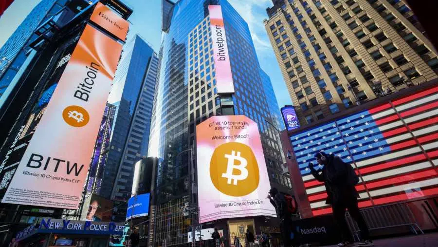 Bitcoin Anjlok Hampir 50% akibat Kebijakan The Fed