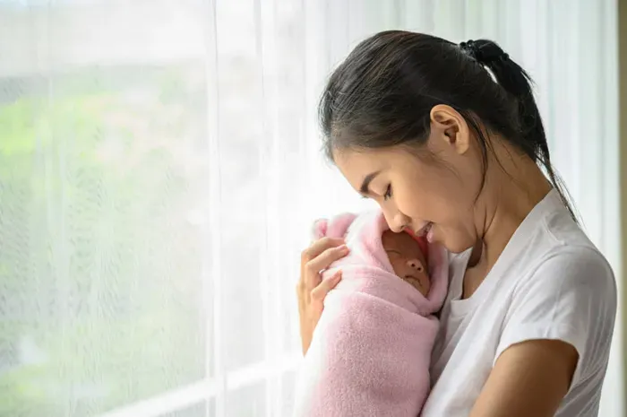 Mengatasi Gumoh pada Bayi: Peran ASI, Teknik Sendawa, dan Posisi Tidur