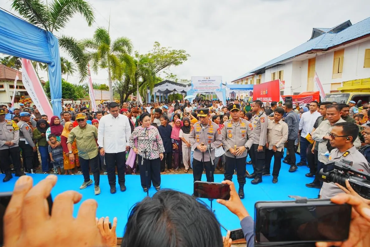 Kapolri Tinjau Huntara dan Salurkan Bantuan untuk Korban Bencana di Tapanuli Tengah