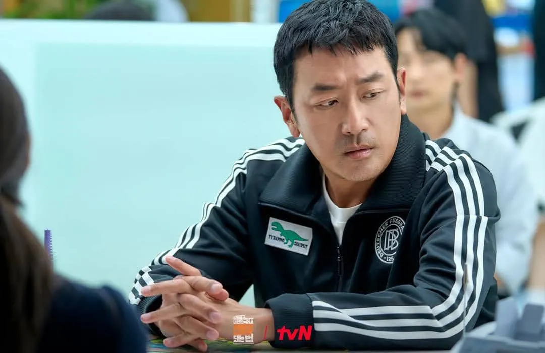 Ha Jung Woo Kembali ke Layar Kecil Setelah 19 Tahun dengan 'Mad Concrete Dreams'