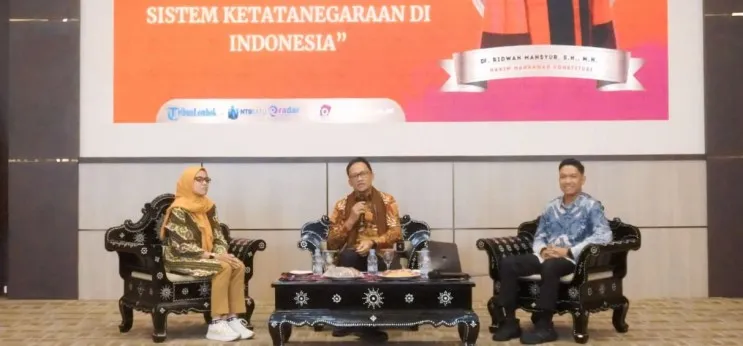 Kuliah Umum FH Unram: Hakim Konstitusi Bahas Pengujian Peraturan Hukum