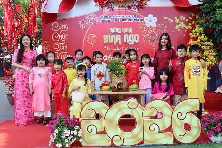 Sekolah-sekolah di Ho Chi Minh Rayakan Festival Musim Semi Sebelum Tet