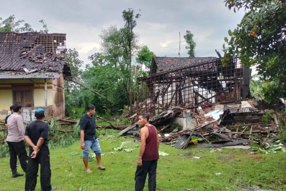 Angin Kencang Rusak 59 Rumah di Tulungagung