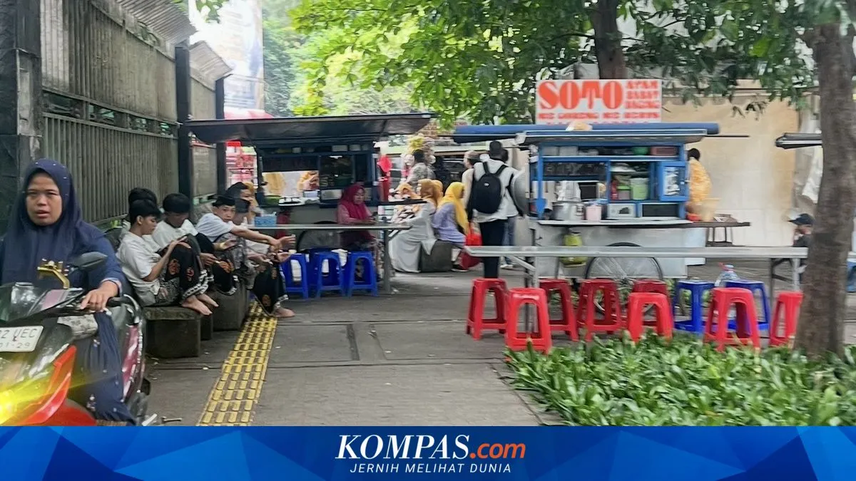 Kepadatan Pedagang Kaki Lima Mengganggu Jalur Pejalan Kaki di Sekitar Masjid Istiqlal