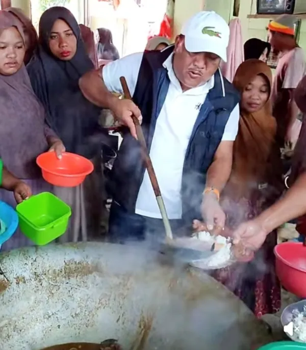 Bupati Bireuen Sambangi Pengungsi dengan Daging Meugang Jelang Ramadhan