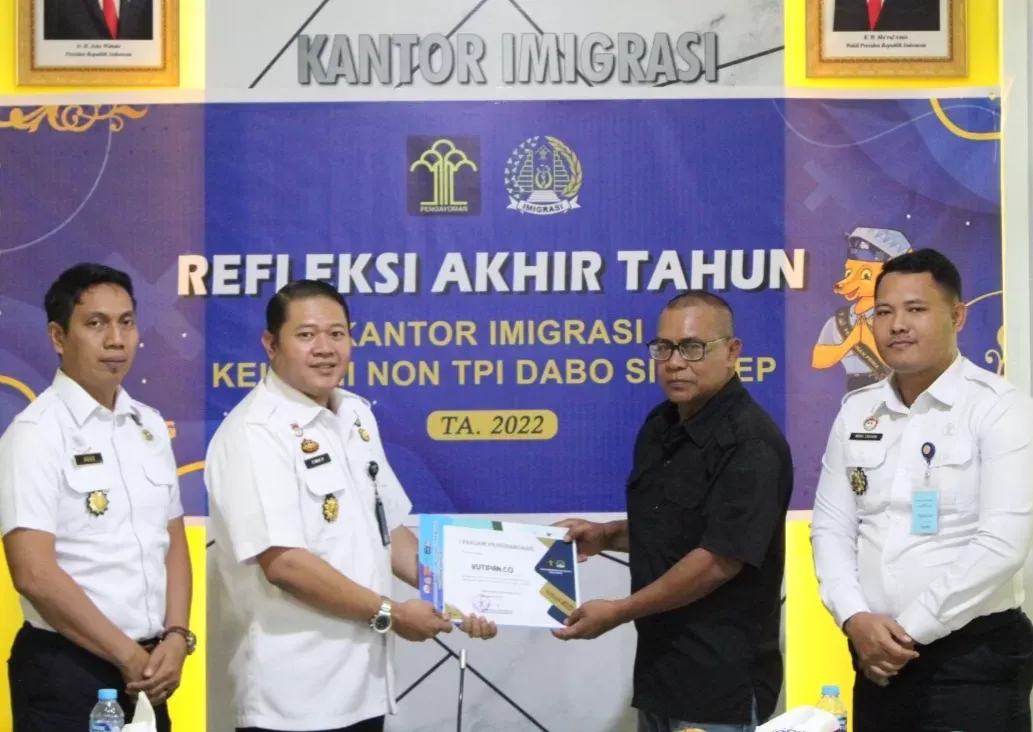 Penghargaan Diberikan oleh Imigrasi Dabo Singkep kepada KUTIPAN.CO