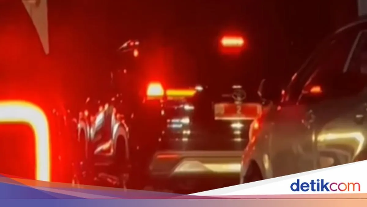 Mobil Dinas Wakil Bupati Maros Diduga Melawan Arah di Jalan Poros Bone-Makassar