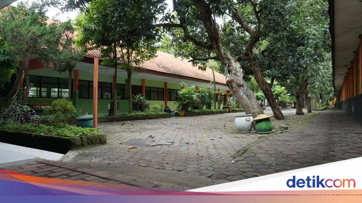 Serangan Ulat Bulu di SMAN Puri Mojokerto Ganggu Proses Belajar Mengajar