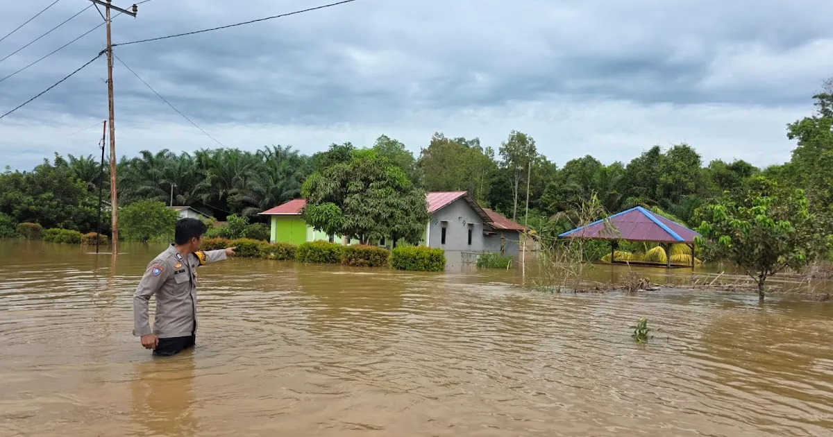 Bhabinkamtibmas Marau Tindak Lanjut Penanganan Banjir di Desa Karya Baru