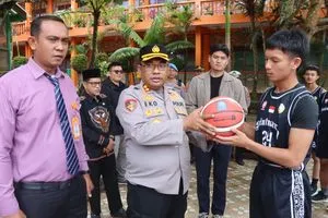 Kapolres Tanah Karo Lepas Tim Basket SMA Santa Maria ke Kapolda Cup