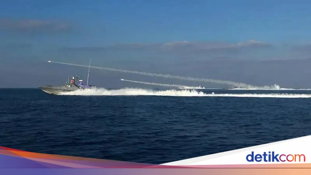 Ketegangan Meningkat: Kapal Induk AS dan Latihan Militer Iran di Selat Hormuz