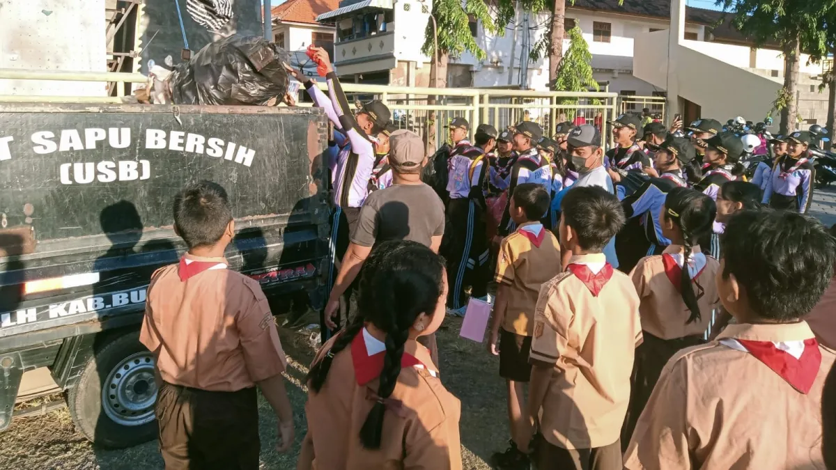 Pramuka Buleleng Lakukan Aksi Bersih Sampah Plastik di Lapangan Bhuwana Patra