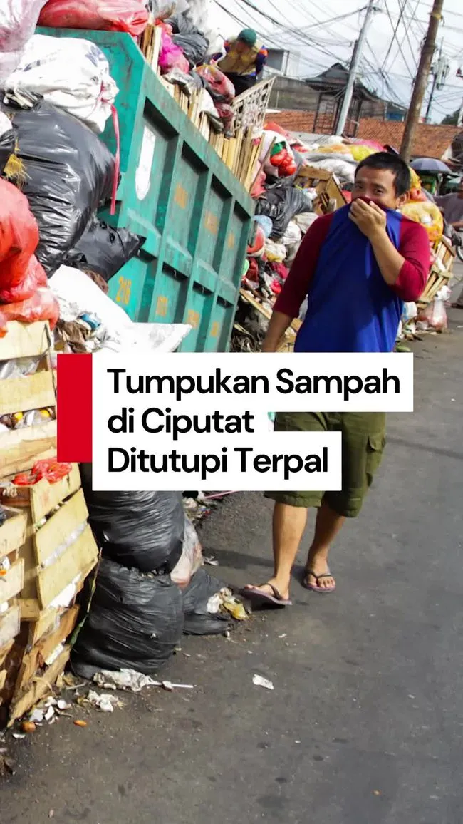 Tumpukan Sampah di Kawasan Ciputat dan Serpong Ditutupi Terpal