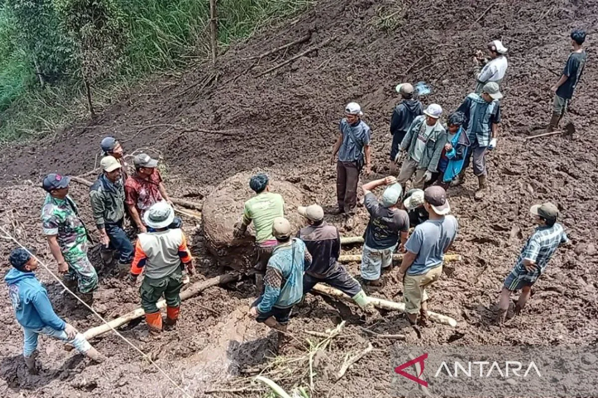 BPBD Probolinggo Tangani Longsor Tutup Akses Jalan Desa Sapih