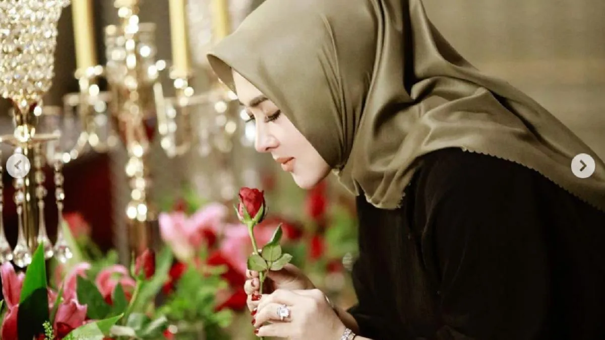 Syahrini Tegaskan Tetap Berkarya Meski Berhijab dan Fokus pada Keluarga