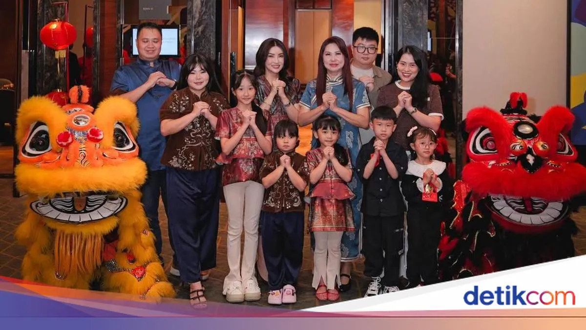 Artis Rayakan Imlek dengan Tradisi Yee Sang dan Keluarga