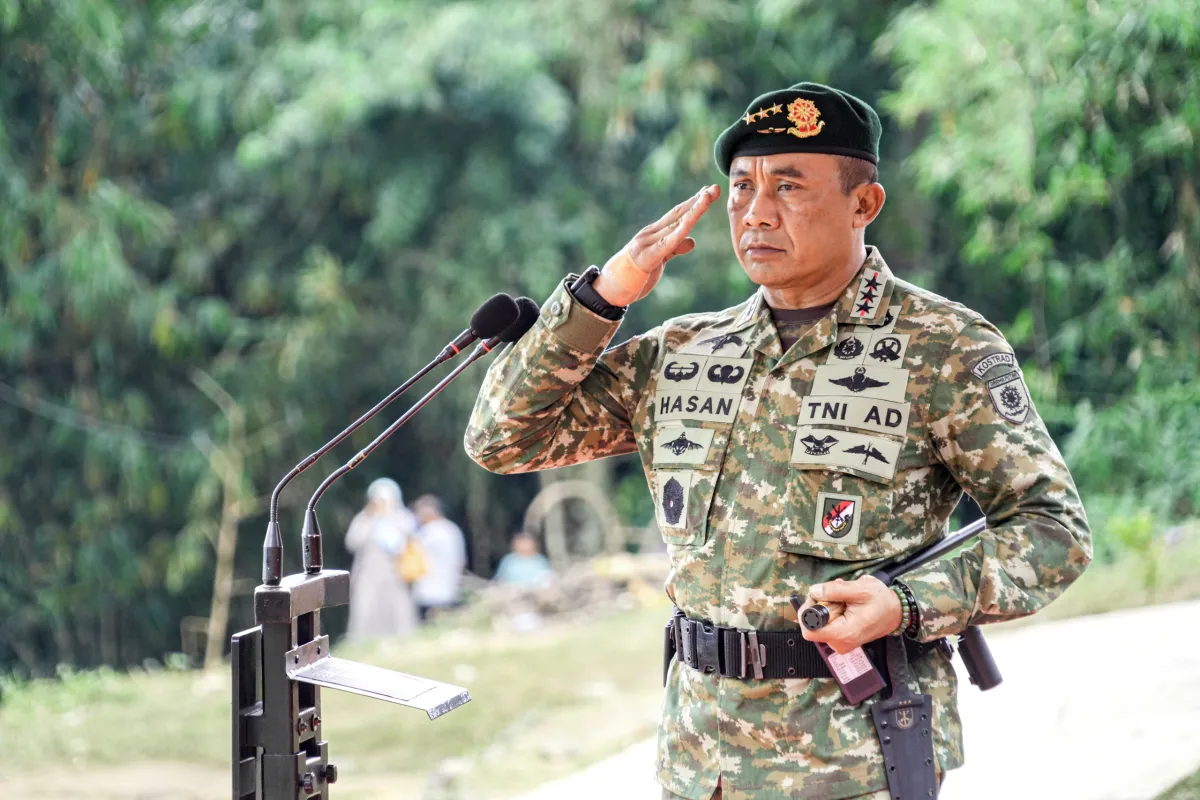 Pangkostrad Tutup Latihan Standardisasi Prajurit Kostrad Cakra XV dan Penyematan Brevet Kehormatan