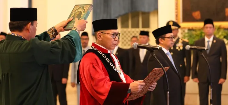 Adies Kadir Resmi Jadi Hakim Konstitusi Usai Sumpah Jabatan