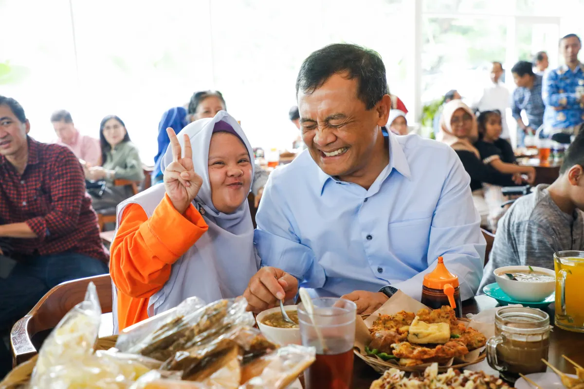 Gubernur Jateng Dukung Inklusi Difabel dalam Momen Hangat Bersama di Warung Soto