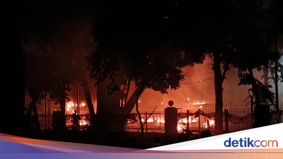 Situasi Malam di Jakarta: Pembakaran Halte dan Gerbang Tol, Transportasi Umum Dihentikan