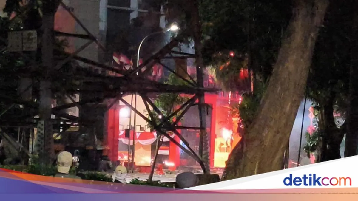 Gerbang Mako Brimob Terbakar Saat Aksi Demo di Jakarta