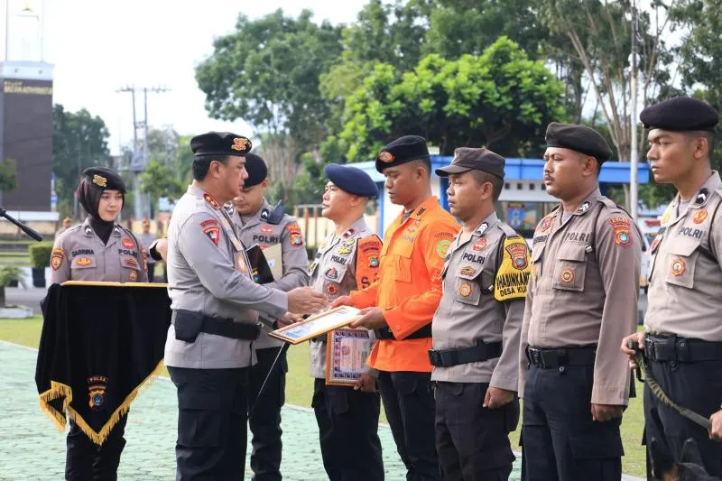 Kapolda Bangka Belitung Berikan Penghargaan kepada Personel Polisi Berprestasi