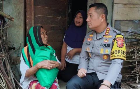 Kapolresta Bandung Salurkan Bantuan Sosial di Kampung Pasirsari