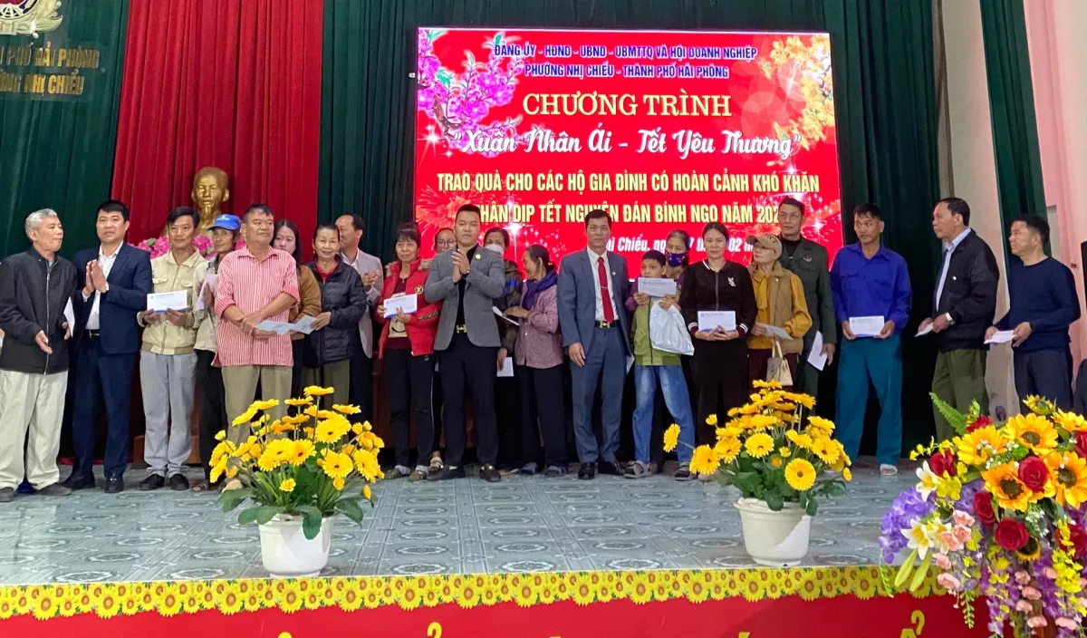 Nhi Chieu Salurkan 709 Paket Hadiah untuk Keluarga Kurang Mampu