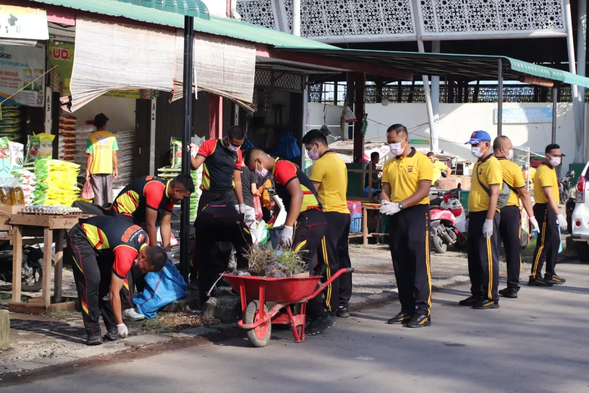 Brimob Aceh Bersihkan Pasar Al-Mahirah Demi Kebersihan Lingkungan