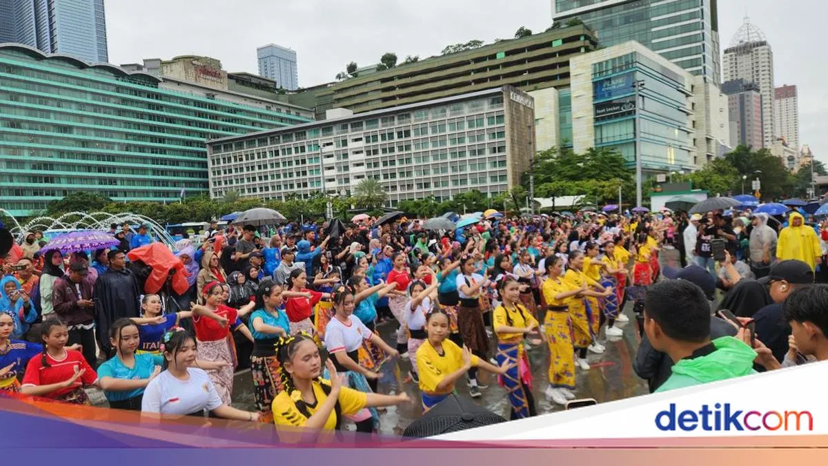 Warga Meriahkan CFD HI dengan Tari Massal dan Pawai Barongsai